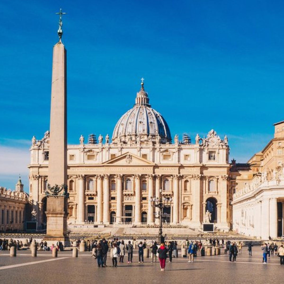 Basílica de San Pedro en el Vaticano al atardecer, uno de los principales destinos para peregrinaciones en Europa