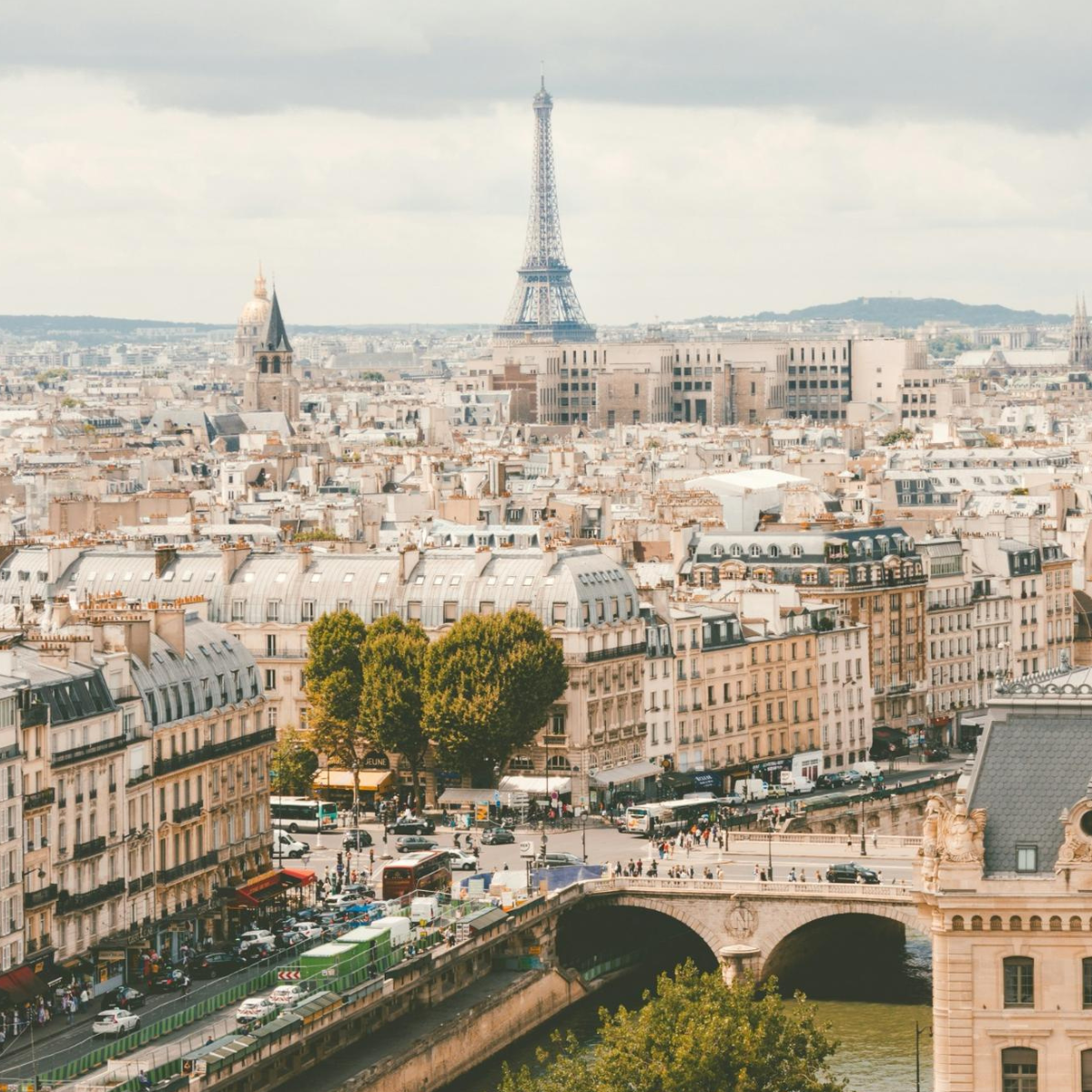 Vista panorámica de París con la Torre Eiffel y el río Sena, uno de los destinos más icónicos para viajar por Europa